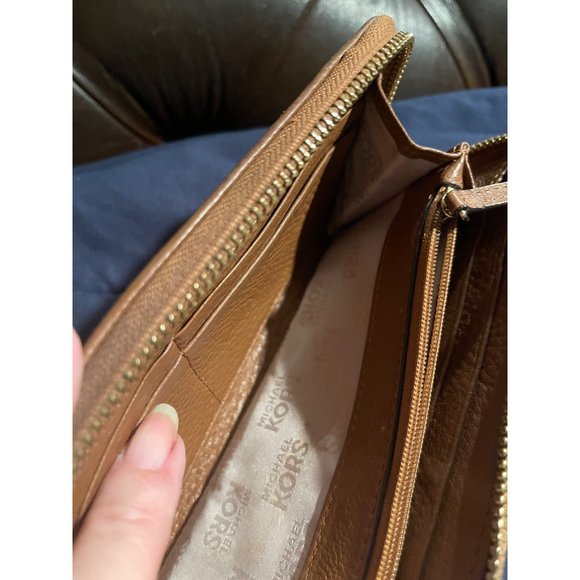 Michael Kors Pebbled Leather Zippered Wallet Camel Used - Picture 6 of 14